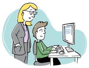 Deux personnes, l’une assise à un bureau d’ordinateur mains sur le clavier. La deuxième personne parait plus âgée, porte des lunettes, mains dans les poches pouces à l’extérieur, elle est debout, penchée légèrement au-dessus de la tête de la personne assise. Les deux regardent l’écran.