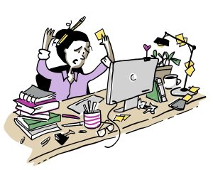 Une personne assise à un bureau encombré et désordonné. Le bureau est couvert de divers objets, y compris : une plante, une tasse de café, des livres, des papiers, un écran d’ordinateur, un clavier, des lunettes, un porte-crayon et des fournitures de bureau en vrac. Il y a aussi des notes autocollantes attachées à une lampe. La personne a les cheveux attachés négligemment avec un crayon et les deux mains en l’air.