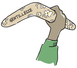 Une main levée tient un boomerang. Le boomerang a un motif de fleurs et le mot “GENTILLESSE” écrit dessus. Cela suggère que la gentillesse donnée revient toujours.